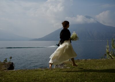 bride with flowers running by the lake atitlan, destination wedding guatemala, anzan table,